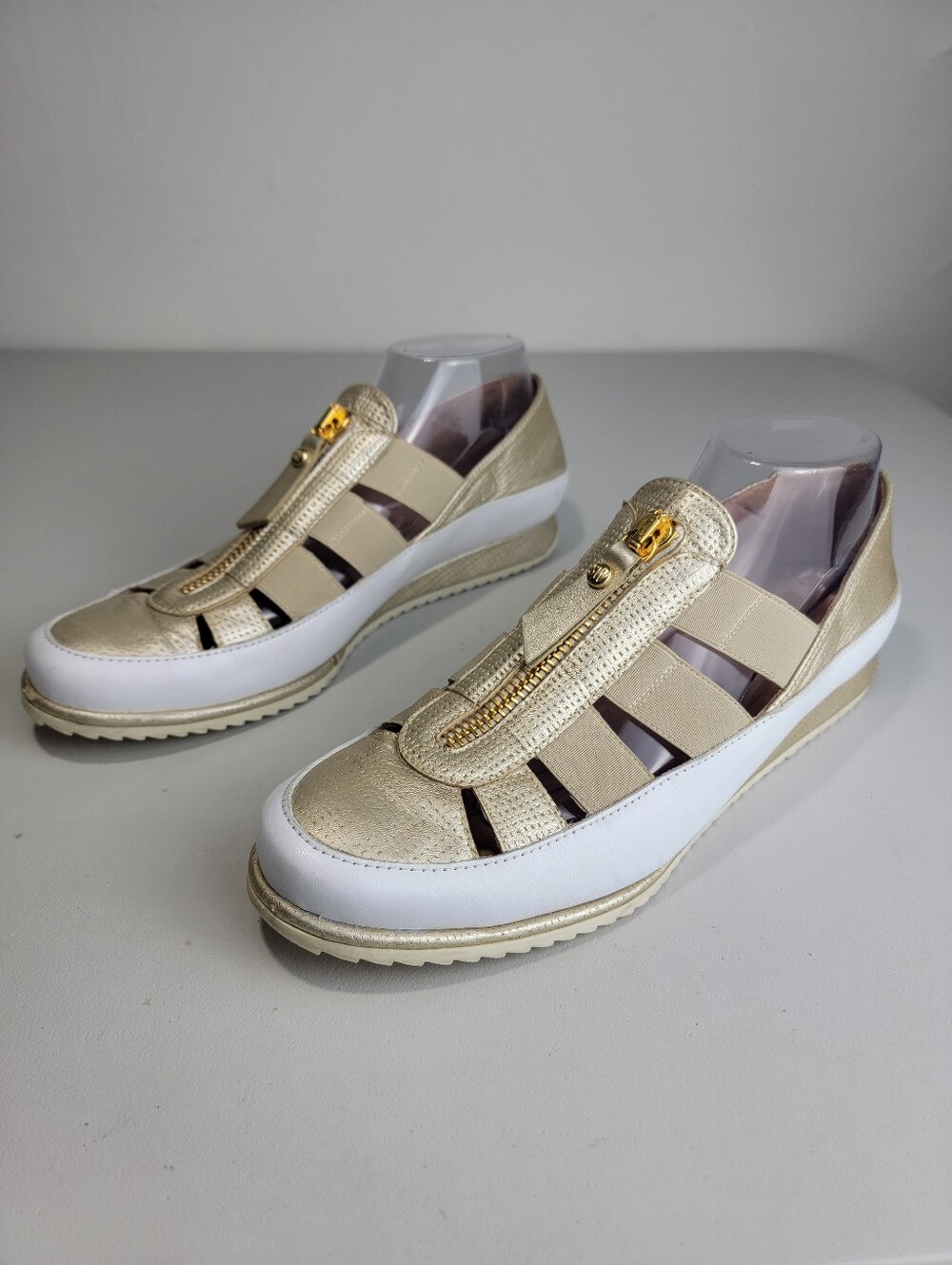 Stuart Weitzman Slip On Gold/White Stretch Strap Flat Deco. Zipper Sz 9.5M Spain